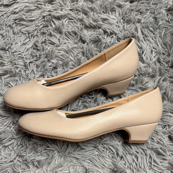 NWT Journee Collection Saur Pumps in Grey - Picture 3 of 14